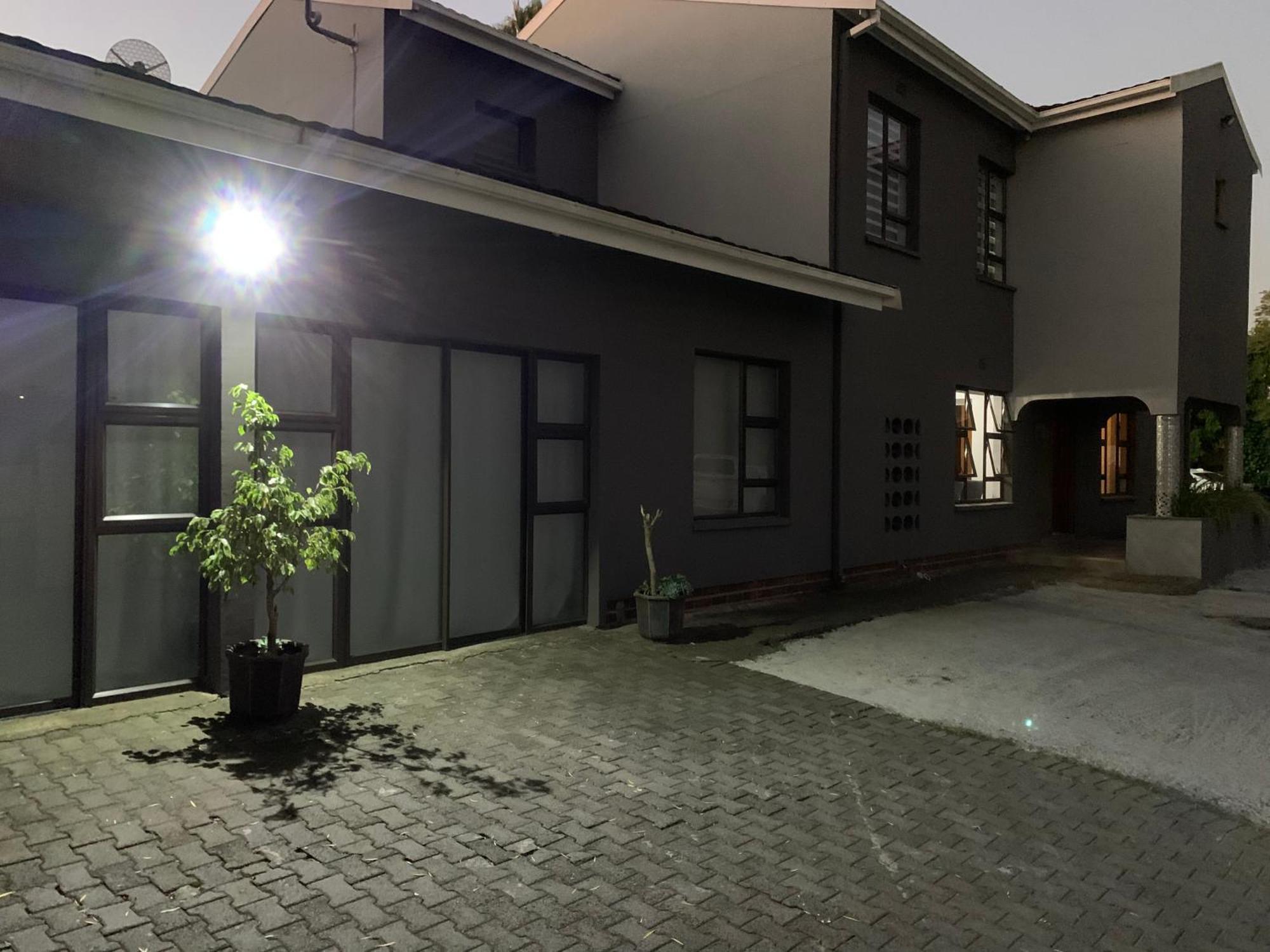 2 On Zk Matthews Guesthouse Mthatha Exterior photo